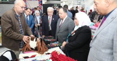 وزير المالية يتجول في معرض «الحرف والصناعات اليدوية» بالوزارة في ختام أعماله