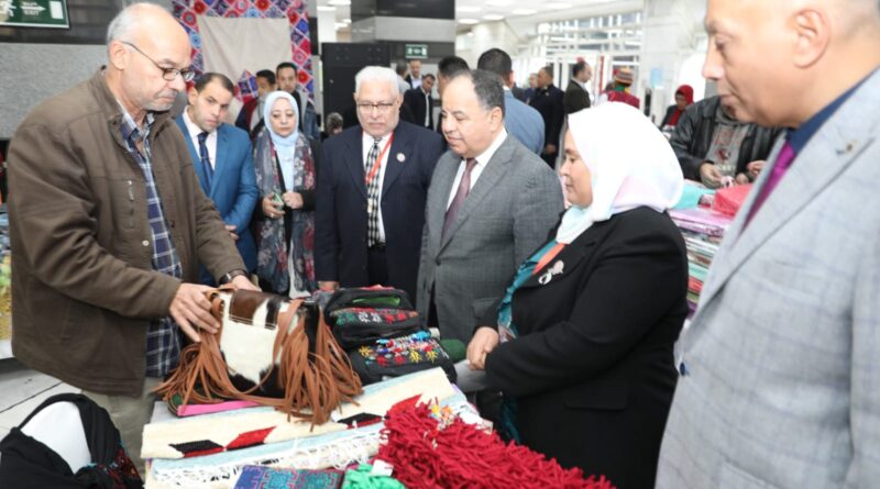 وزير المالية يتجول في معرض «الحرف والصناعات اليدوية» بالوزارة في ختام أعماله