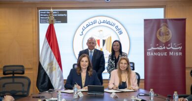 وزيرة التضامن الاجتماعي والرئيس التنفيذي لبنك مصر يشهدان توقيع بروتوكول تعاون بين بنك مصر وصندوق دعم الصناعات الريفية والبيئية والانعاش الريفي لرقمنة التعاملات المالية للمستفيدين من الصندوق